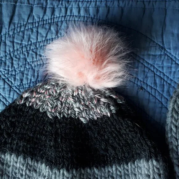 Hand knitted hat - Picture 2 of 4